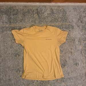 Columbia Mens Yellow T-Shirt with Graphic Print